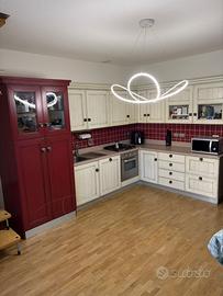 Cucina legno massello e piano in marmo starlight
