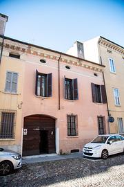 Casa mantovana con garage, cortile e terrazza