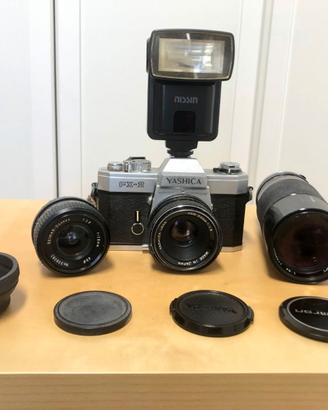 Fotocamera Yashica con obiettivi e flash