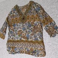 Camicia in cotone con collo decorato con perline 