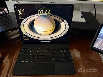 Apple Magic Keyboard iPad Air 13 M2 e Stand Banks