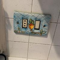 Placchette luce dipinte a mano in ceramica