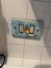Placchette luce dipinte a mano in ceramica