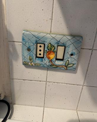 Placchette luce dipinte a mano in ceramica