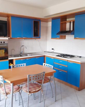 Cucina + forno + tavolo + sedie