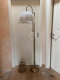 Piantana vintage in ottone brunito con 2 paralumi