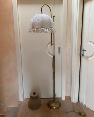 Piantana vintage in ottone brunito con 2 paralumi