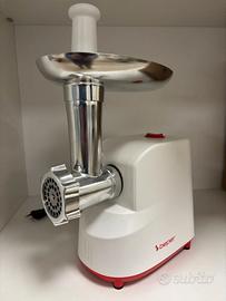 Tritacarne con accessorio passa pomodoro