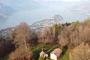 Rustici da ristrutturare con vista centro lago