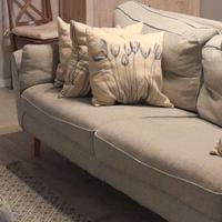 Divano 4 posti con accessori.