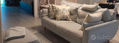 Divano 4 posti con accessori.