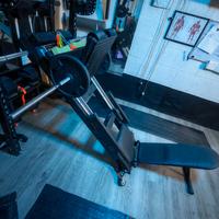 Leg press compatta da rack salvaspazio