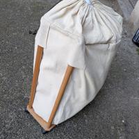 Portabiancheria con carrellino in legno