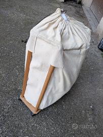 Portabiancheria con carrellino in legno