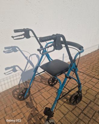 Deambulatore con ruote e seduta