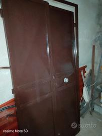 portoncino in ferro  compreso di telaio 