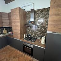 Cucina attrezzata con elettrodomestici – nuova