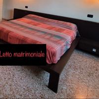 Letto matrimoniale moderno con comodini integrati