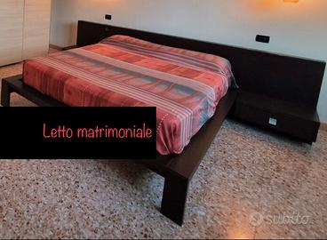 Letto matrimoniale moderno con comodini integrati