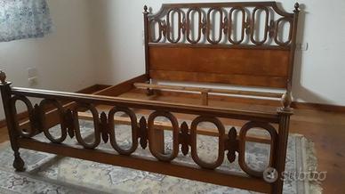 letto in legno tutto intarsiato