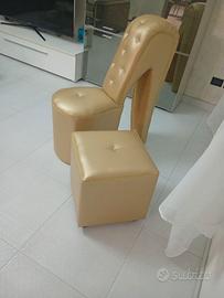 Poltrona a forma di stivale più puff .