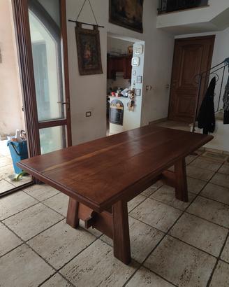 Tavolo rustico in il legno di noce massello