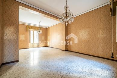 5 vani 158 mq con 4 balconi in Via Lancia di Brolo