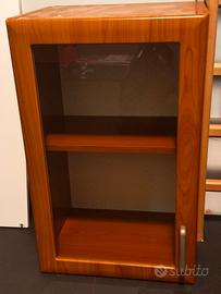 Piccola vetrinetta o credenza