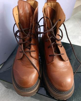 stivaletti con lacci 