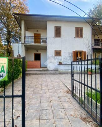 VILLA A SCHIERA A VALENTANO
