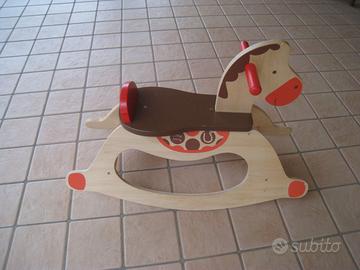 Cavallo a dondolo in legno