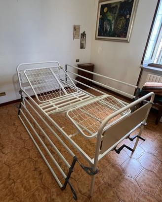 Letto da degenza manuale con sponde anticaduta