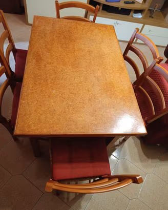 Tavolo più sedie