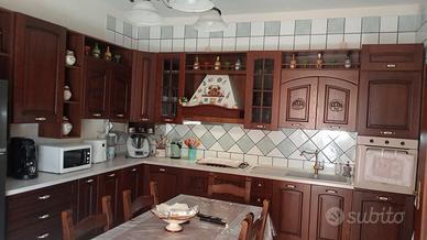 Cucina ad angolo + tavolo allungabile +sedie