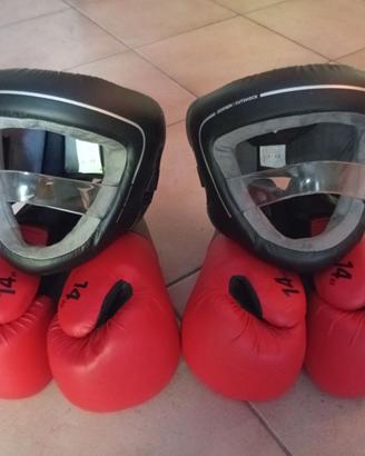 Guanti e caschi da boxe
