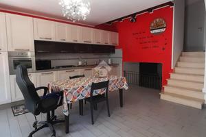 VILLA A SCHIERA A ALATRI