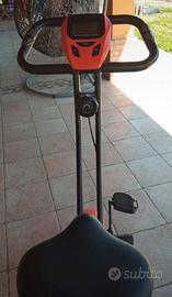 Cyclette pieghevole con schienale come nuova.