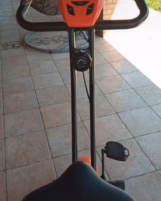 Cyclette pieghevole con schienale come nuova.