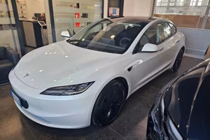TESLA MODEL 3 HIGHLAND RWD CON AUTOPILOT AVANZATO