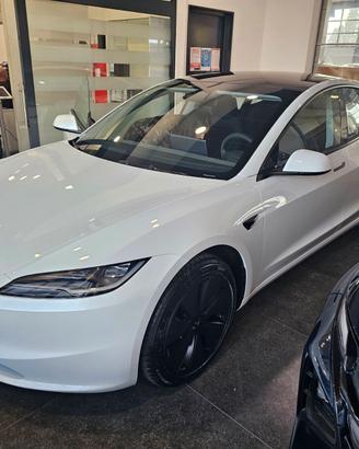 TESLA MODEL 3 HIGHLAND RWD CON AUTOPILOT AVANZATO