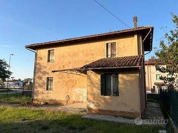 CASA INDIPENDENTE DA RISTRUTTURARE CON GIARDINO