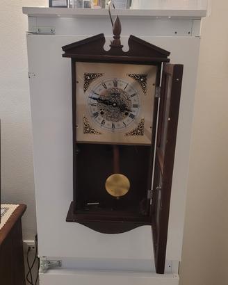 orologio meccanico a pendolo