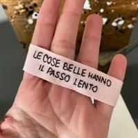 Bracciale con scritta ricamata