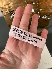 Bracciale con scritta ricamata