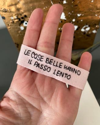 Bracciale con scritta ricamata