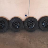 Cerchi completi di pneumatici 