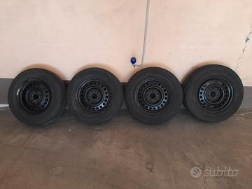 Cerchi completi di pneumatici 