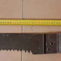 Sega d'epoca per taglio tronchi a due uomini