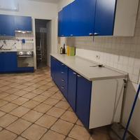 cucina con elettrodomestici 