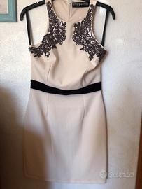 Tubino bianco con gioielli da cerimonia